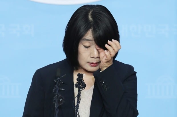 더불어민주당 윤미향 당선인이 2020년 5월 29일 오후 국회 소통관에서 정의기억연대 활동 당시 회계 부정 등 각종 의혹에 대한 입장을 밝히고 있다. (사진=연합뉴스)