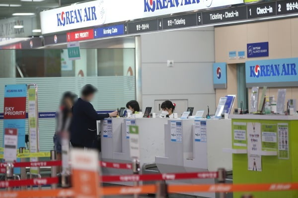 광주 광산구 광주공항 이용객이 탑승 수속을 밟고 있다. /사진=연합뉴스