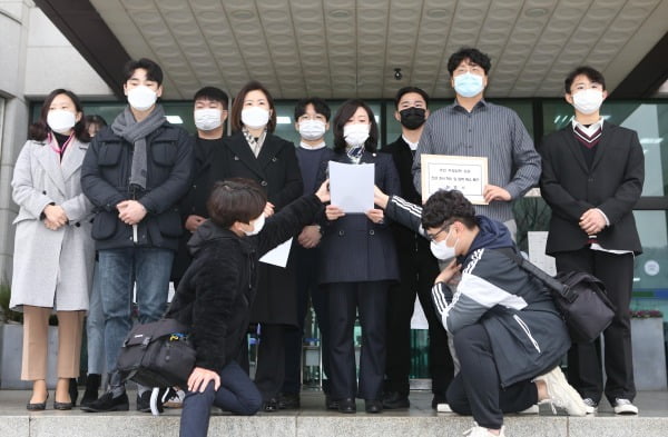 국민의힘 청년자치기구 청년의힘 대표단이 2020년 1월 22일 오후 부산대학교를 항의 방문해 조국 전 법무부 장관 딸의 부산대 의학전문대학원 입학 취소와 부정 입학 의혹 진상조사를 촉구하고 있다. 사진=연합뉴스