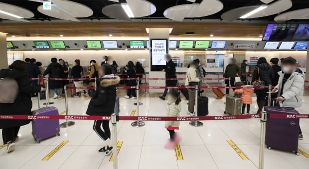 김포공항 국내선 청사에서 시민들이 탑승 수속을 하고 있다. /사진=연합뉴스