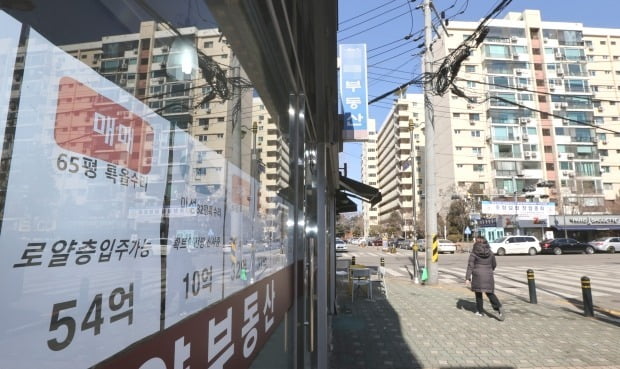 서울 강남구 압구정동 아파트 주변 부동산 모습. /연합뉴스