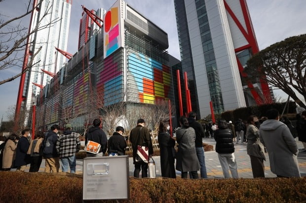 지난달 24일 오전 서울 여의도에 사전 개점한 '더현대 서울' 을 찾은 시민들이 개장을 기다리며 줄을 서고 있다. /사진=연합뉴스