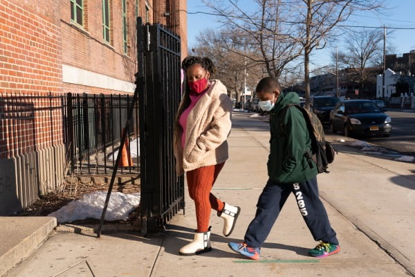 미국 뉴욕의 한 중학생이 지난달 25일 엄마와 함께 메이어 레빈 중학교로 들어서고 있다. AP연합뉴스
