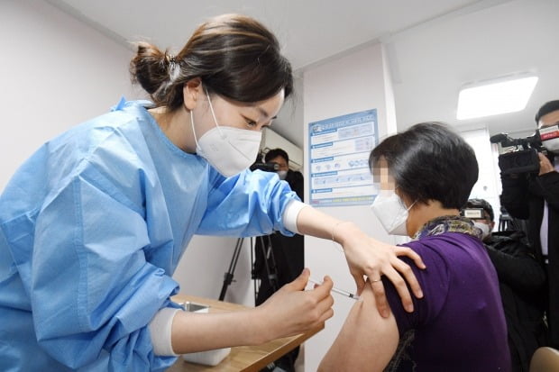 2일 오전 서울시 양천구 신목행복자리 어르신 요양센터에서 양천보건소 의료진이 요양보호사에게 코로나19 아스트라제네카 백신을 접종하고 있다./사진=연합뉴스