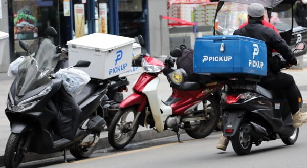 서울시내에서 오토바이 기사가 음식을 배달하고 있다/사진=연합뉴스