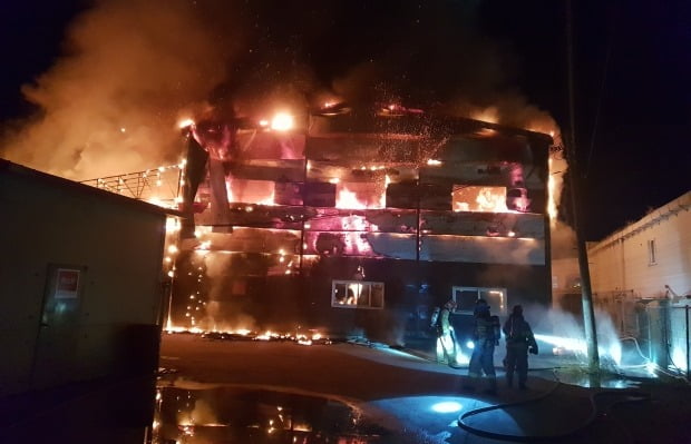  2일 오후 9시께 경기도 김포시 대곶면의 한 숯 유통 공장에서 불이 나 소방당국이 진화 작업을 벌이고 있다. /사진=연합뉴스