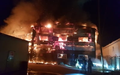 김포 숯 유통공장 화재…"숯 1500톤 소실, 인명피해는 없어"