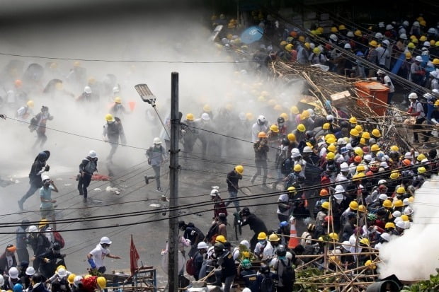 미얀마 최대 도시 양곤에서 벌어진 군부 쿠데타 규탄 시위 현장에 경찰이 발사한 최루 가스가 자욱하다. /사진=연합뉴스