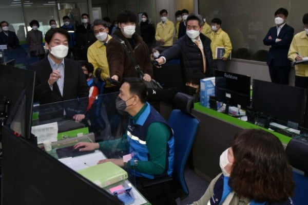 안철수 국민의당 서울시장 보궐선거 예비후보가 3일 오전 서울 성동구청 내 스마트도시통합운영센터를 방문해 구청관계자의 설명을 듣고 있다. /사진=연합뉴스