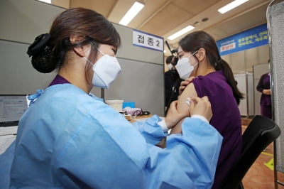 화이자 맞은 간호사 2명 확진…"항체형성까지 최소 보름 소요"