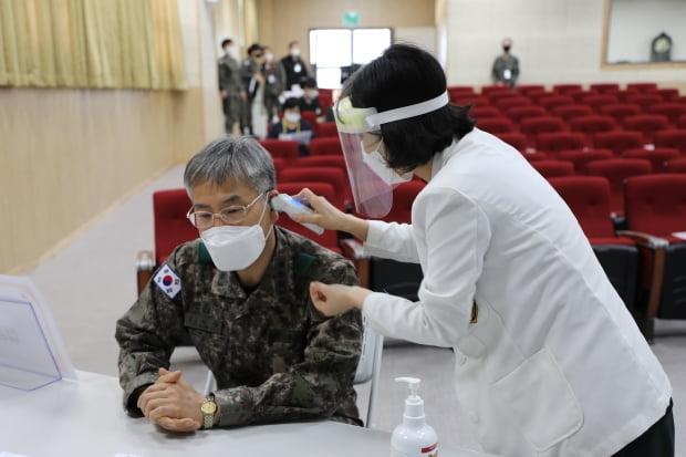 군 코로나19 백신 접종이 시작된 3일 경기도 양주시 국군양주병원에서 김인영 병원장(대령)이 백신 접종에 앞서 체온을 재고 있다. 사진=연합뉴스