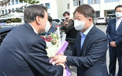 민주당 대구시의원들 "윤석열 꽃다발 준 권영진 시장 사과하라"