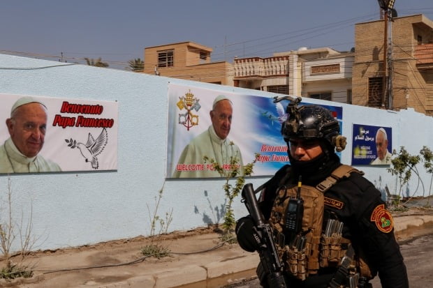 교황 방문 환영 벽보 나붙은 이라크 바그다드 시내. /사진=로이터