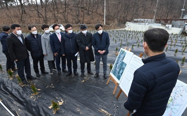 국회 국토교통위원회 소속 국민의힘 이헌승 간사와 의원들이 4일 경기 시흥시 과림동의 LH공사 직원들의 땅투기 의혹 현장을 살펴보고 있다. /사진=연합뉴스