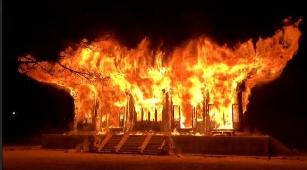 5일 오후 6시50분께 전북 정읍시 내장사 대웅전에서 불이 나 불꽃이 치솟고 있다. 사진=연합뉴스