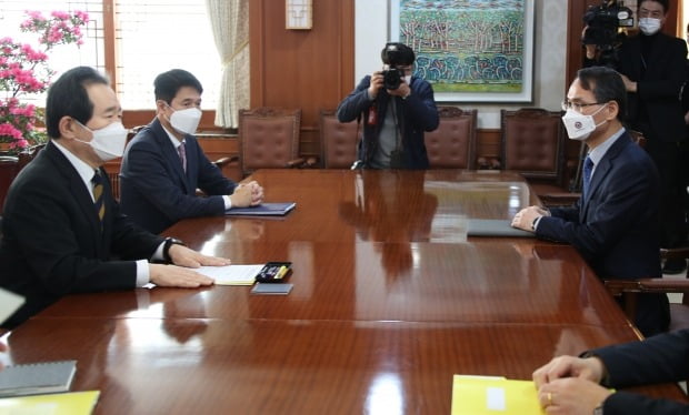 정세균 국무총리(왼쪽 첫 번째)가 8일 정부서울청사 집무실에서 초대 국수본부장으로 임명된 남구준 본부장(오른쪽)을 만나고 있다. 사진=연합뉴스