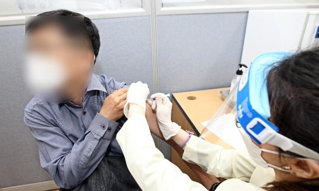 백신 접종받는 구청 직원_해당 기사와 연관없음 (사진=연합뉴스)