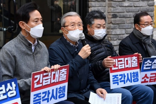 김종인 국민의힘 비상대책위원장이 10일 서울 중구 명동 상가 일대에서 열린 상인회 관계자들과 간담회에서 발언하고 있다. 왼쪽은 오세훈 서울시장 후보. /사진=연합뉴스