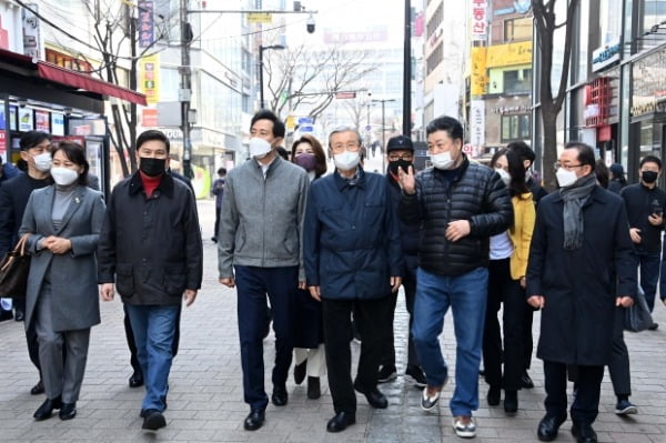 김종인 국민의힘 비상대책위원장(가운데), 오세훈 서울시장 후보(가운데 왼쪽) 등이 10일 서울 중구 명동 상가 일대를 찾아 상인회 관계자들과 함께 둘러보고 있다. /사진=연합뉴스