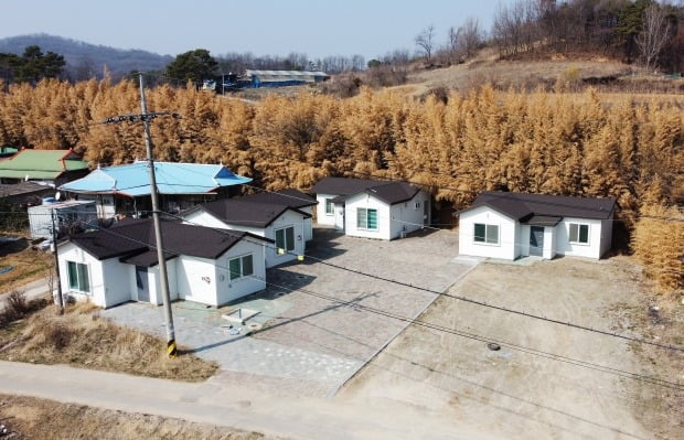 세종국가산업단지 예정 부지로 알려진 세종시 연서면 와촌리 일대에 사람이 거주하지 않는 조립식 주택이 촘촘히 들어서 투기 의혹을 부풀리고 있다. /사진=연합뉴스