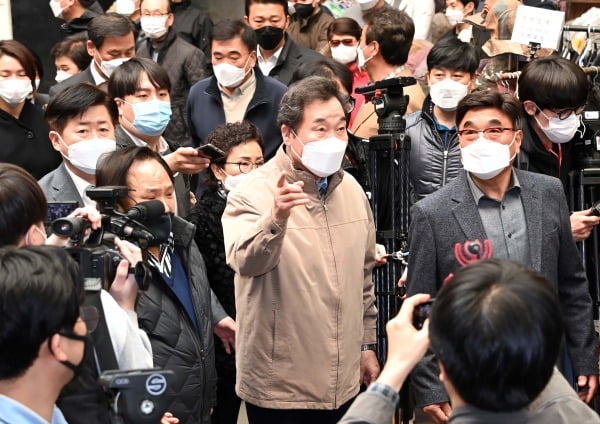 이낙연 더불어민주당 상임선대위원장이 11일 서울 종로구 광장시장을 찾아 코로나19 여파로 어려움을 겪는 상인들을 만나고 있다/사진=연합뉴스