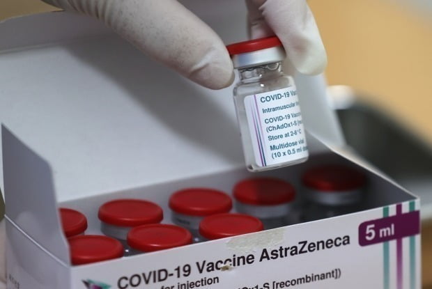 세계보건기구(WHO)가 아스트라제네카의 신종 코로나바이러스 감염증(코로나19) 백신 접종 후 일어난 사망 사건과 백신의 인과관계에 대한 증거가 없다고 밝혔다. 사진은 아스트라제네카 백신. /사진=연합뉴스