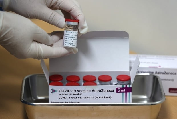 유럽에서 아스트라제네카 백신 접종 중단 국가가 속속 늘고 있는 가운데 세계보건기구(WHO)는 "아스트라제네카 백신 접종을 중단할 이유가 없다"고 밝혔다. /사진=연합뉴스