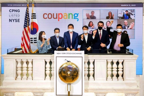 Coupang's stock, which traded on the New York Stock Exchange (NYSE) on the 11th, ended at $ 49.52, up 41.49% ($ 14.52) from the public offering price of $ 35. .  Photo = AP