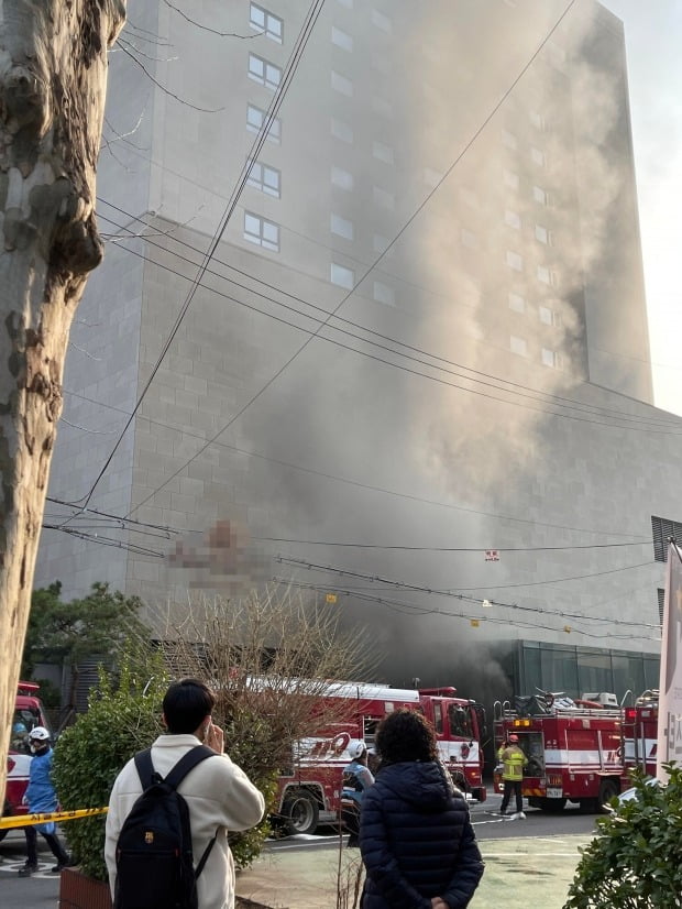 13일 오전 8시 40분께 서울 마포구 서교동의 한 호텔 지하에서 화재가 발생했다. 이 불로 호텔 직원과 투숙객 등 51명이 대피하고, 3명이 화상 및 연기흡입으로 병원 이송됐다. /사진=연합뉴스