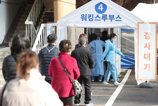 16일 오전 서울 중구 국립중앙의료원 해외출국 선별진료소를 찾은 시민들이 검체 검사를 기다리고 있다. /사진=연합뉴스