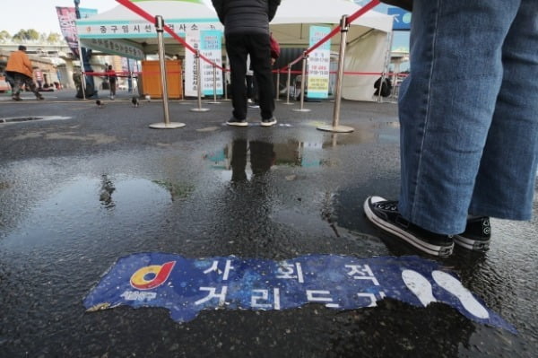 16일 오전 서울역 임시선별진료소에 시민들이 검사를 받기 위해 줄을 서고 있다. /사진=연합뉴스