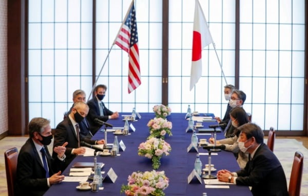 일본을 방문 중인 토니 블링컨(왼쪽) 미국 국무장관이 16일 도쿄의 리쿠라 게스트하우스에서 모테기 도시미쓰(오른쪽) 외무상과 회담하고 있다. /사진=연합뉴스
