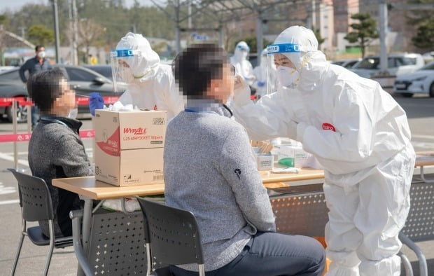 17일 오후 9시까지 신종 코로나바이러스 감염증(코로나19) 신규 확진자가 370명을 기록하는 등 이날도 전국 곳곳에서 확진자가 속출했다. /사진=연합뉴스