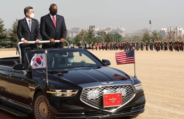 서욱 국방부 장관(왼쪽)과 로이드 오스틴 미국 국방장관이 17일 오후 서울 용산구 국방부에서 국방부 의장대를 사열하고 있다. 사진=연합뉴스