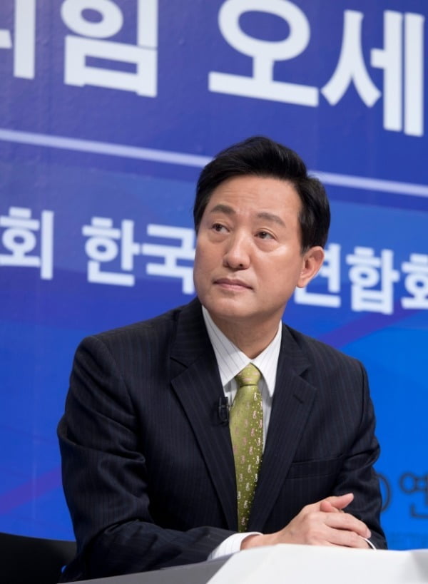 오세훈 국민의힘 서울시장 후보가 지난 18일 한국기자협회, 방송기자연합회, 한국PD연합회 주최로 한국방송회관에서 열린 후보자 초청 토론회에 참석해 질문을 듣고 있다.  /사진=연합뉴스