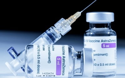 유럽의약품청 "AZ 백신, 혈전과 관련 없어"…접종권고 유지
