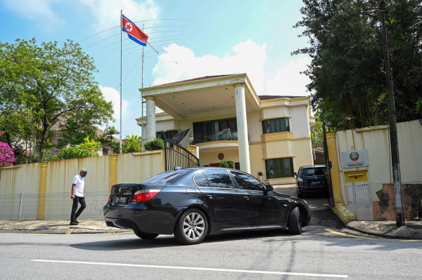 외교관계 단절 속 말레이시아 주재 北 대사관 진입하는 차량  /AFP