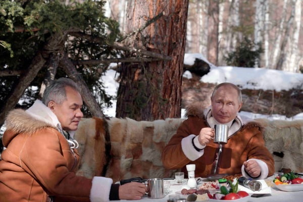 블라디미르 푸틴(오른쪽) 러시아 대통령이 21일(현지시간) 시베리아 타이가 숲에서 세르게이 쇼이구(왼쪽) 국방장관과 함께 식사하고 있다. 사진=연합뉴스