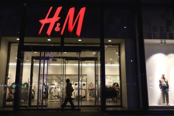 24일 중국 베이징 시내의 스웨덴 의류기업 H&M 매장 전경. 중국 일부 네티즌들은 H&M이 1년 전 신장위구르지역 강제노동 보도를 우려한다는 발표를 지금와서 문제삼아 불매운동을 벌이고 있다. 사진=REUTERS