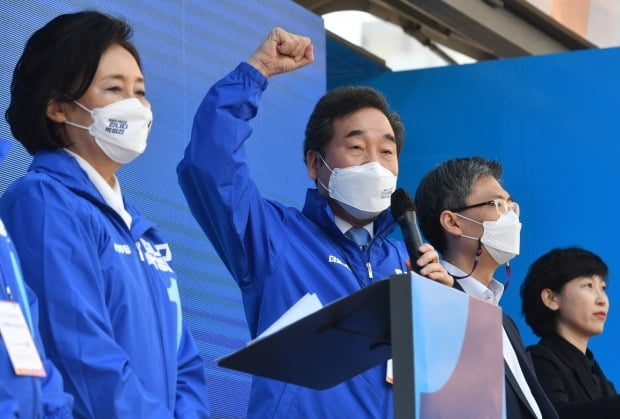 4·7 재보궐 선거운동 첫날인 25일 서울 구로구 구로디지털단지 지플러스타워 앞에서 열린 더불어민주당 박영선 서울시장 후보(왼쪽) 유세 출정식에서 이낙연 상임선대위원장(가운데)이 박 후보에 대한 지지를 호소하고 있다. /사진=연합뉴스