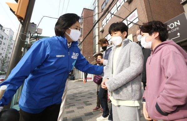 더불어민주당 박영선 서울시장 후보가 26일 오전 서울 서대문구 북가좌동 사거리에서 교통안전 봉사를 하던 도중 아이들과 인사를 하고 있다. 사진=연합뉴스