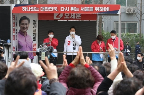 오세훈 국민의힘 서울시장 후보가 26일 오후 서울 구로구 구일역 육교 앞에서 열린 선거유세에서 지지를 호소하는 연설을 하고 있다. /사진=연합뉴스