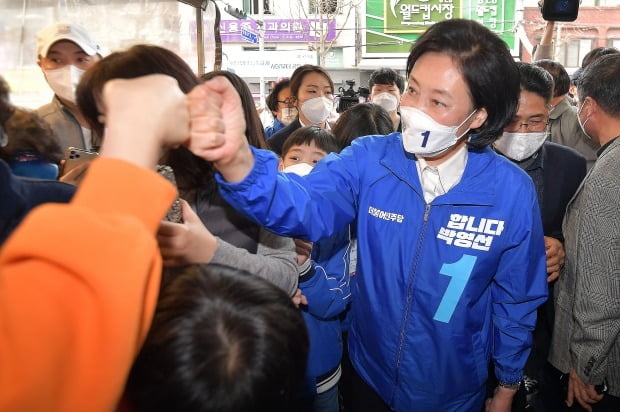 망원시장 방문해 시민들과 인사하는 박영선 후보 (사진=연합뉴스)