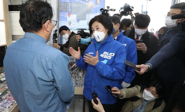 더불어민주당 박영선 서울시장 후보가 29일 서울 성북구 길음동 한 아파트상가에서 상인과 대화하고 있다. 사진=연합뉴스