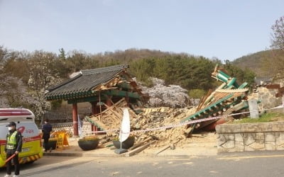 고령운전자 몰던 승용차, 대전 우암사적공원 돌진…"4명 부상"