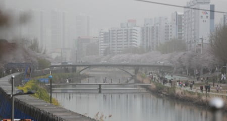 [오늘의 날씨]황사에 미세먼지 덮쳐…포근하지만 대기 '최악'