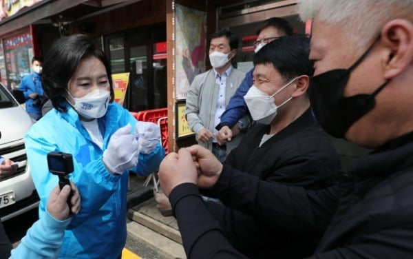 박영선 더불어민주당 서울시장 후보가 31일 서울 동작구 남성사계시장인근에서 시민들과 인사를 나누고 있다. /사진=연합뉴스