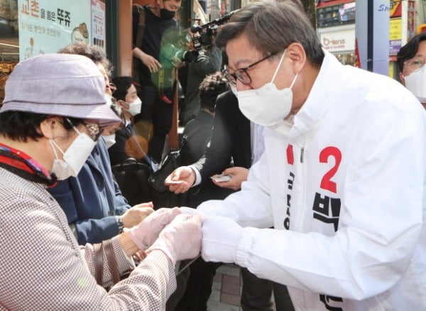 박형준 국민의힘 부산시장 후보가 31일 부산 금정구 부산대 사거리에서 열린 금정구 합동유세에서 시민들과 인사하고 있다. /사진=연합뉴스