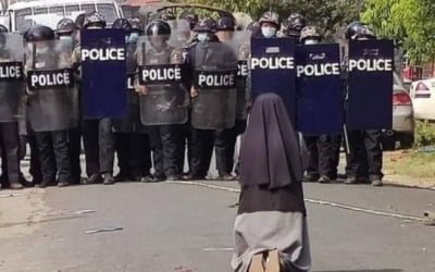 '쏘지 말아주세요'…미얀마 무장경찰 앞에 무릎 꿇은 수녀