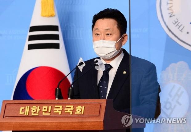 與 "가덕도, 추석전 사전타당성 조사…2024년 착공"